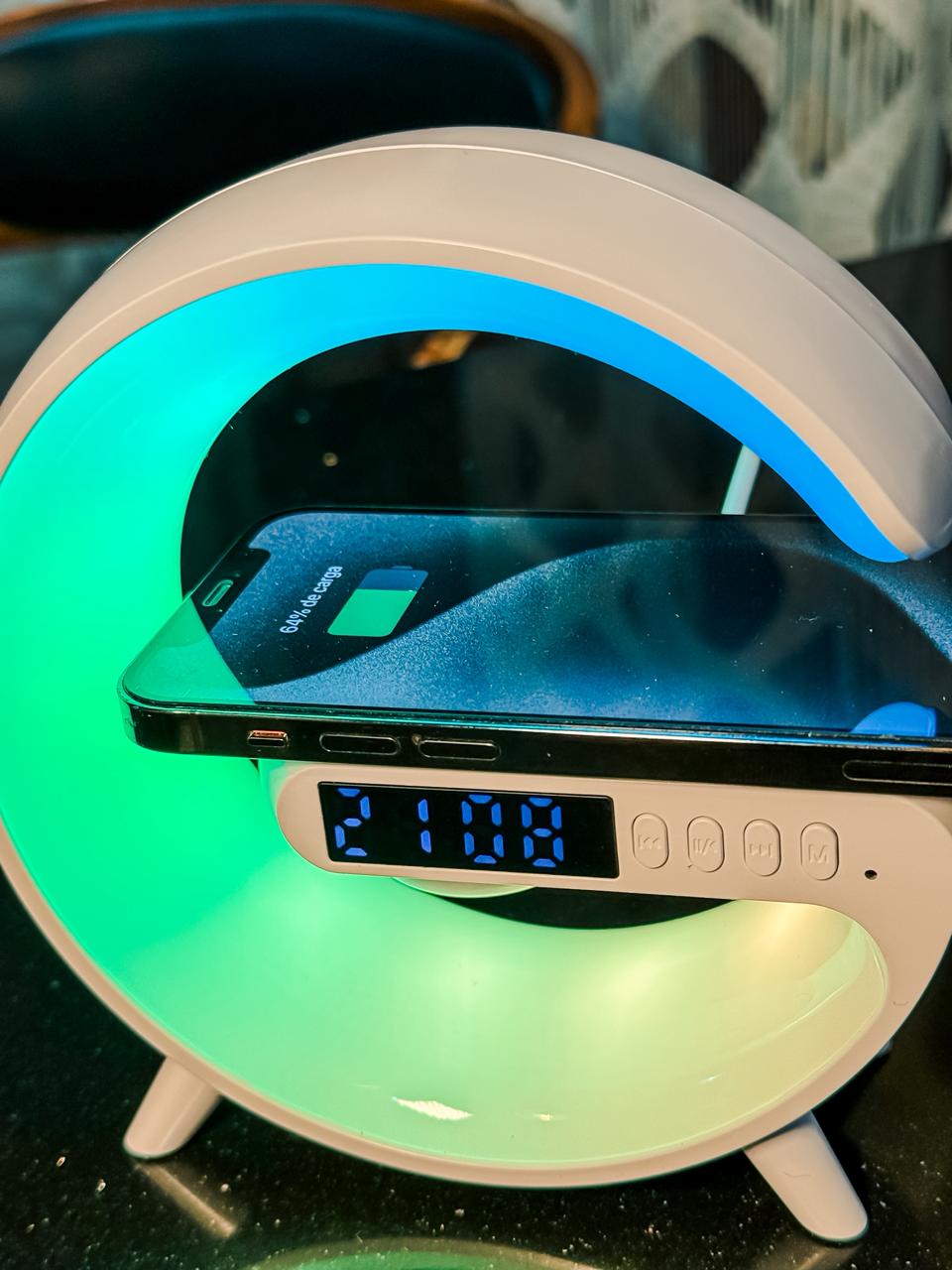 Mini Lámpara G Inteligente con Altavoz, Control por Aplicación, Reloj Despertador, Luz Nocturna RGB con Atmósfera Dinámica, Cargador Inalámbrico de 15W, Lámpara de Mesa