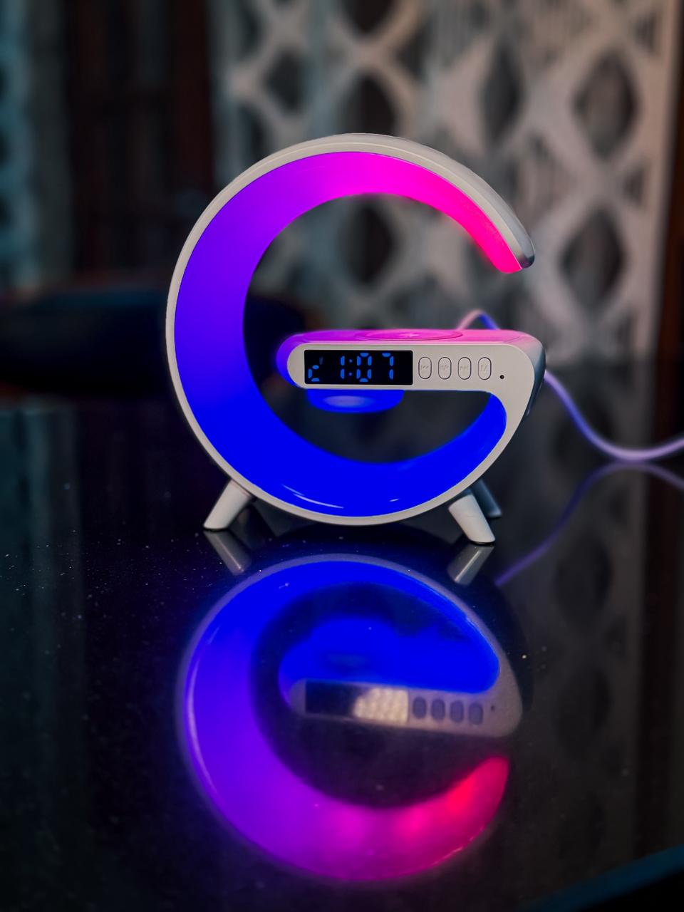 Mini Lámpara G Inteligente con Altavoz, Control por Aplicación, Reloj Despertador, Luz Nocturna RGB con Atmósfera Dinámica, Cargador Inalámbrico de 15W, Lámpara de Mesa