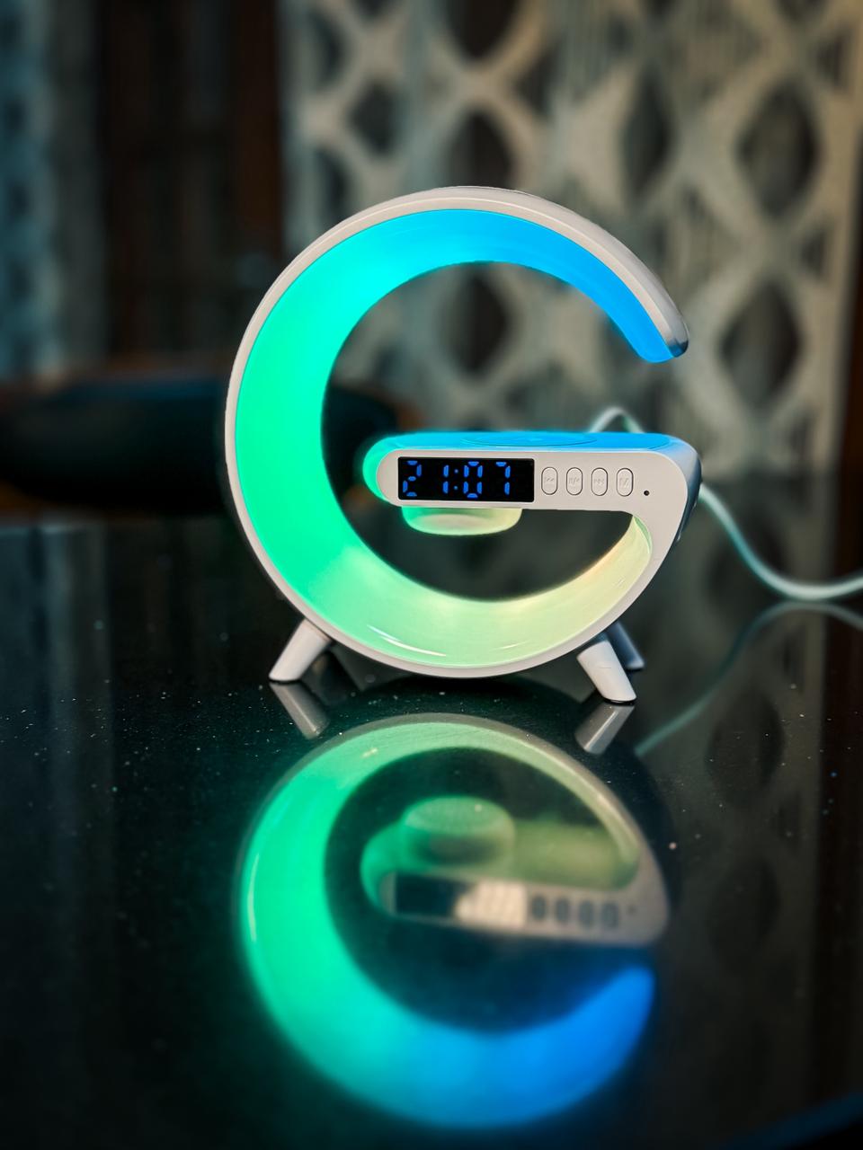 Mini Lámpara G Inteligente con Altavoz, Control por Aplicación, Reloj Despertador, Luz Nocturna RGB con Atmósfera Dinámica, Cargador Inalámbrico de 15W, Lámpara de Mesa